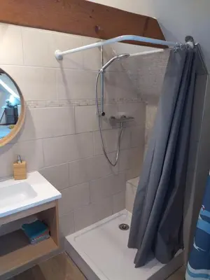 Salle de bains dans l'établissement entre terre et mer
