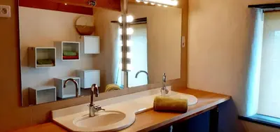 Salle de bains dans l'établissement entre terre et mer