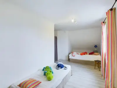 Un ou plusieurs lits dans un hébergement de l'établissement Authentique maison bretonne pour 6 à Plovan