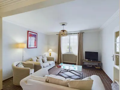 Télévision ou salle de divertissement dans l'établissement Authentique maison bretonne pour 6 à Plovan