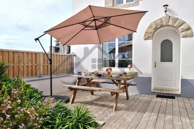 Balcon ou terrasse dans l'établissement LocaLise - M5 - Maison de vacances sur le port de Lechiagat - terrasse entièrement close - Wifi inclus - Draps inclus - Animaux bienvenus