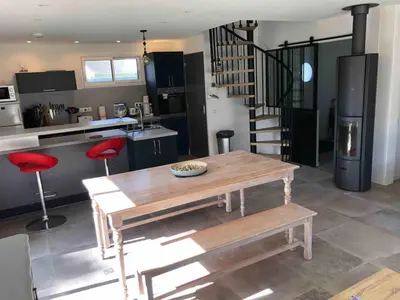 Cuisine ou kitchenette dans l'établissement Maison sur jardin clos à 100m de la plage