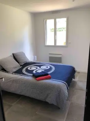 Un ou plusieurs lits dans un hébergement de l'établissement Maison sur jardin clos à 100m de la plage
