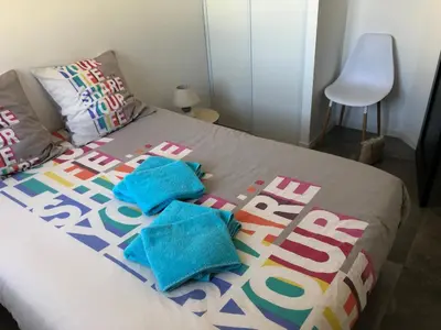 Un ou plusieurs lits dans un hébergement de l'établissement Maison sur jardin clos à 100m de la plage