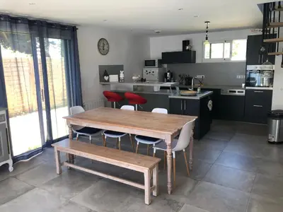 Cuisine ou kitchenette dans l'établissement Maison sur jardin clos à 100m de la plage
