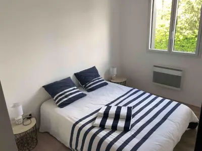Un ou plusieurs lits dans un hébergement de l'établissement Maison sur jardin clos à 100m de la plage