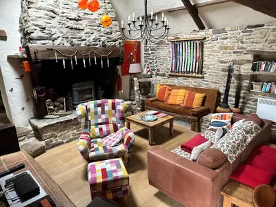 Coin salon dans l'établissement Family Holiday Home with Pool