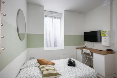 Télévision ou salle de divertissement dans l'établissement Le Vigilant
