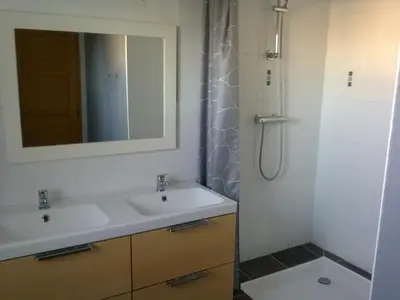 Salle de bains dans l'établissement Maison et Plage de Sable Fin