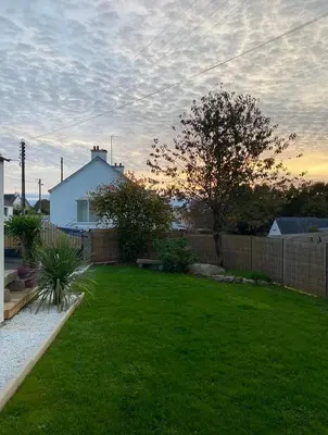 Jardin de l'établissement Charmante maison proche de la mer et des commerces