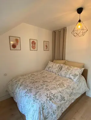 Un ou plusieurs lits dans un hébergement de l'établissement Charmante maison proche de la mer et des commerces
