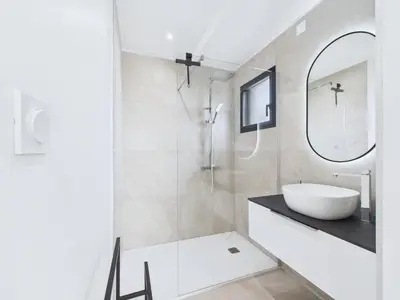 Salle de bains dans l'établissement Maison moderne pour 8 à 400m de la plage