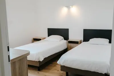 Un ou plusieurs lits dans un hébergement de l'établissement 500m de la mer, maison moderne avec jardin pour 4