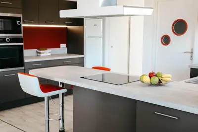 Cuisine ou kitchenette dans l'établissement 500m de la mer, maison moderne avec jardin pour 4