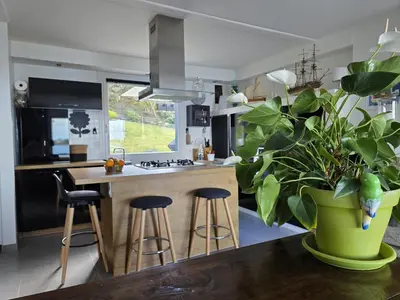 Cuisine ou kitchenette dans l'établissement Maison vue mer incroyable 180 degrés , accès direct plage et GR34