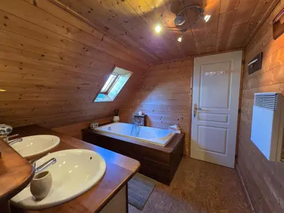 Salle de bains dans l'établissement Maison vue mer incroyable 180 degrés , accès direct plage et GR34