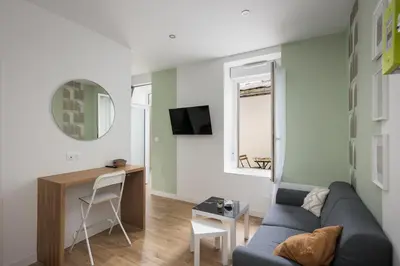 Télévision ou salle de divertissement dans l'établissement Le Triomphant