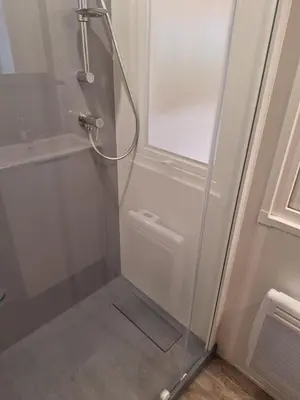 Salle de bains dans l'établissement Domaine de kerlann mobil-home197