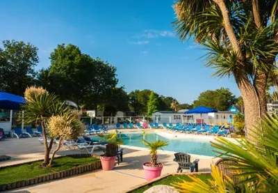 Piscine de l'établissement Domaine de kerlann mobil-home197 ou située à proximité