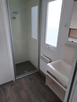Salle de bains dans l'établissement Mobil-home 2 ch - 4-6 pers - Terrasse & WiFi - Domaine de Kerlann