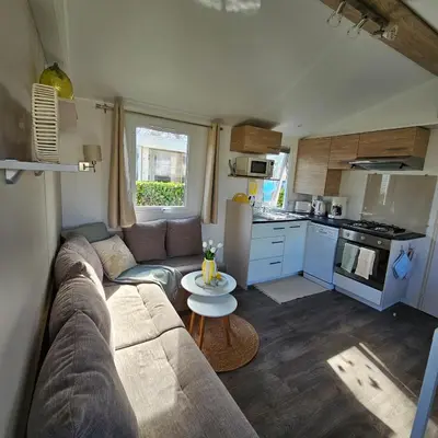 Cuisine ou kitchenette dans l'établissement Mobil-home 2 ch - 4-6 pers - Terrasse & WiFi - Domaine de Kerlann