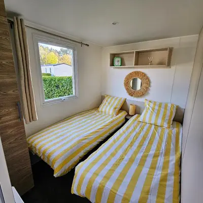 Un ou plusieurs lits dans un hébergement de l'établissement Mobil-home 2 ch - 4-6 pers - Terrasse & WiFi - Domaine de Kerlann