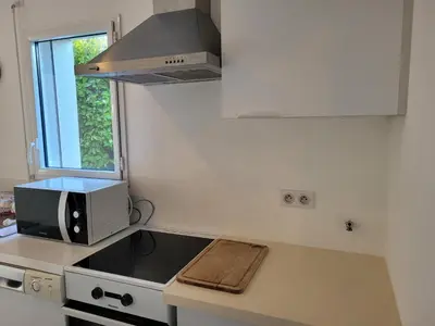 Cuisine ou kitchenette dans l'établissement Tipoz'Immo - Belle Bretagne piscine chauffée - proche de la mer - wifi inclus - linge inclus et lits faits - jardin clos - animaux bienvenus - proche des commerces et des attractions touristiques