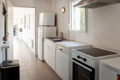 Cuisine ou kitchenette dans l'établissement Tipoz'Immo - Belle Bretagne piscine chauffée - proche de la mer - wifi inclus - linge inclus et lits faits - jardin clos - animaux bienvenus - proche des commerces et des attractions touristiques