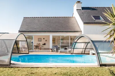 Piscine de l'établissement Tipoz'Immo - Belle Bretagne piscine chauffée - proche de la mer - wifi inclus - linge inclus et lits faits - jardin clos - animaux bienvenus - proche des commerces et des attractions touristiques ou située à proximité