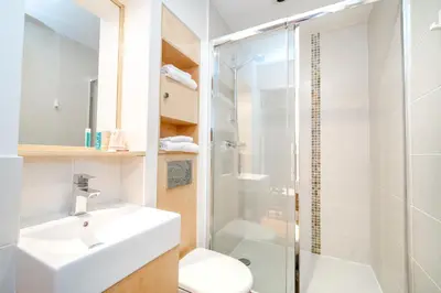 Salle de bains dans l'établissement Les Résidences d'Armor Ternélia Hôtel-Résidence
