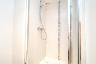 Salle de bains dans l'établissement Les Résidences d'Armor Ternélia Hôtel-Résidence