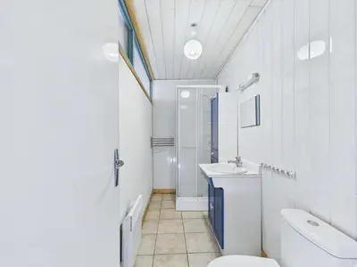 Salle de bains dans l'établissement À 400m de la plage, charmante maison pour 7