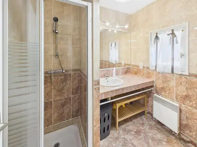 Salle de bains dans l'établissement Maison avec veranda pour 6 personnes