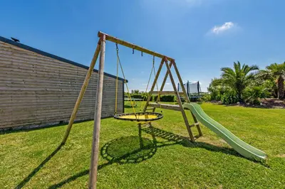 Aire de jeux pour enfants de l'établissement Villa Léonie Maison de vacances 5 chambres près de la plage à Kerlouan