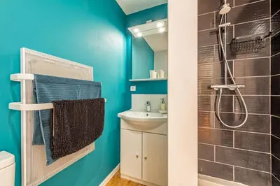 Salle de bains dans l'établissement Villa Léonie Maison de vacances 5 chambres près de la plage à Kerlouan