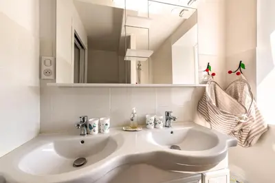 Salle de bains dans l'établissement Villa Léonie Maison de vacances 5 chambres près de la plage à Kerlouan