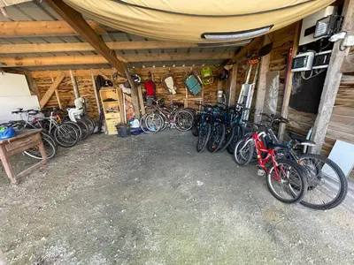 Vélo sur le terrain de l'établissement Villa Léonie Maison de vacances 5 chambres près de la plage à Kerlouan ou dans les environs