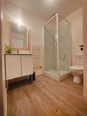Salle de bains dans l'établissement Le studio - La maison de la côte des légendes