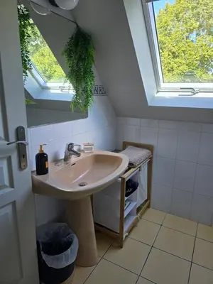 Cuisine ou kitchenette dans l'établissement Les chambres de la Vallée Cachée