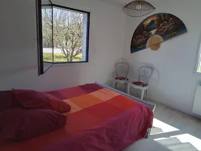 Un ou plusieurs lits dans un hébergement de l'établissement Jolie petite maison à 7 min à pied de la plage pour 6 pers