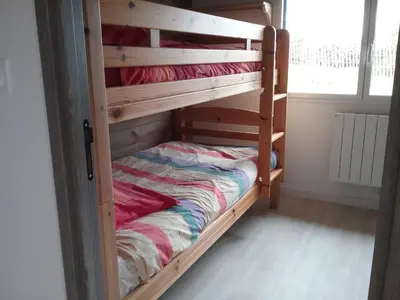 Un ou plusieurs lits dans un hébergement de l'établissement Jolie petite maison à 7 min à pied de la plage pour 6 pers