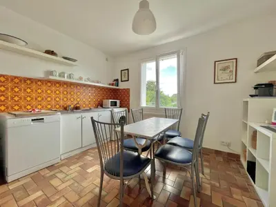 Cuisine ou kitchenette dans l'établissement Tytoine