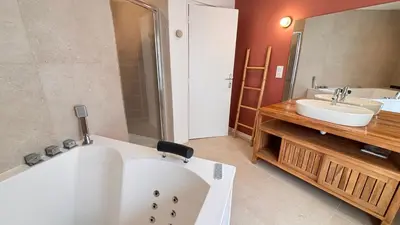 Salle de bains dans l'établissement L'Evasion Bretonne - Superbe T3 - Centre Ville - Balnéo