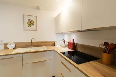 Cuisine ou kitchenette dans l'établissement L'Evasion Bretonne - Superbe T3 - Centre Ville - Balnéo