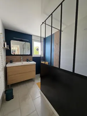 Télévision ou salle de divertissement dans l'établissement Charmante maison bretonne 400 m des plus belles plages