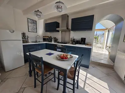 Cuisine ou kitchenette dans l'établissement Charmante maison bretonne 400 m des plus belles plages