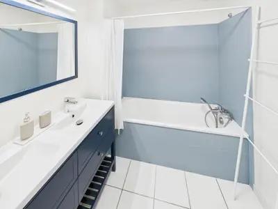Salle de bains dans l'établissement Maison familiale pour 7 proche de la mer