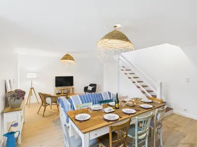 Télévision ou salle de divertissement dans l'établissement Maison pour 8 avec terrasse - Kerity