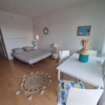 Un ou plusieurs lits dans un hébergement de l'établissement COSY STUDIO BENODET vue mer accès direct plage Thalasso Casino
