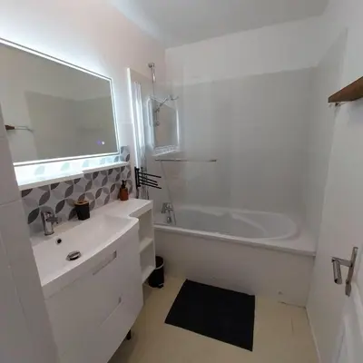 Salle de bains dans l'établissement Maison de ville proche de tout, 5min du centre ville & 20min de la plage